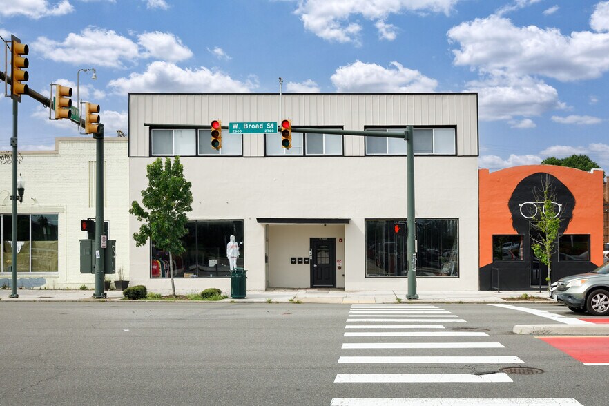 2711 W Broad St, Richmond, VA à louer - Photo de l’immeuble – Image 2 sur 12