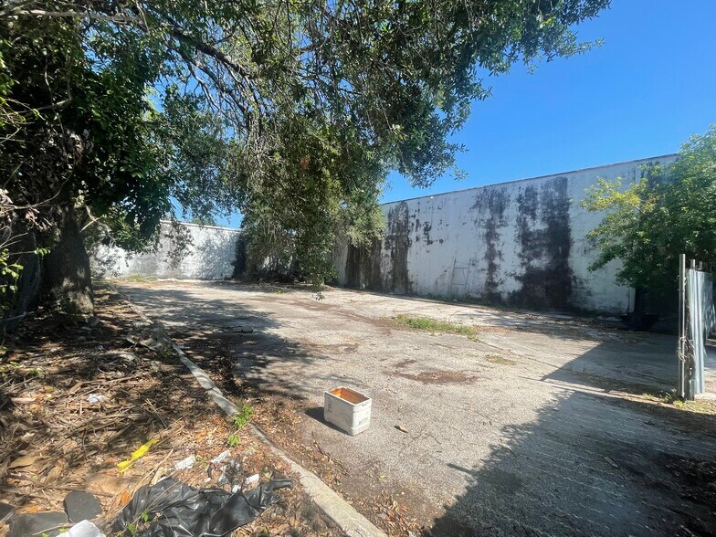 2325 SW 56th Ter, West Park, FL à louer - Photo de l’immeuble – Image 2 sur 3