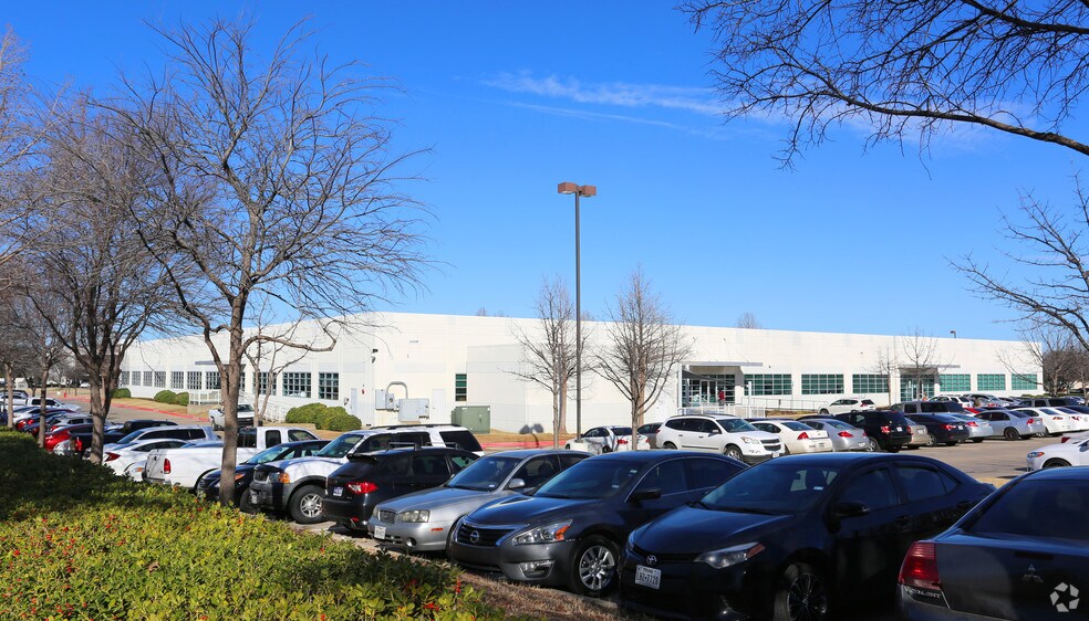 631 S Royal Ln, Coppell, TX à louer - Photo de l’immeuble – Image 3 sur 4