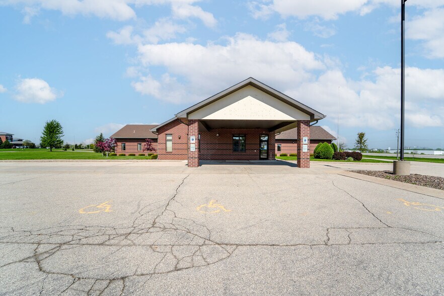 790 Eastgate Dr, Ripon, WI à vendre - Photo de l’immeuble – Image 2 sur 41