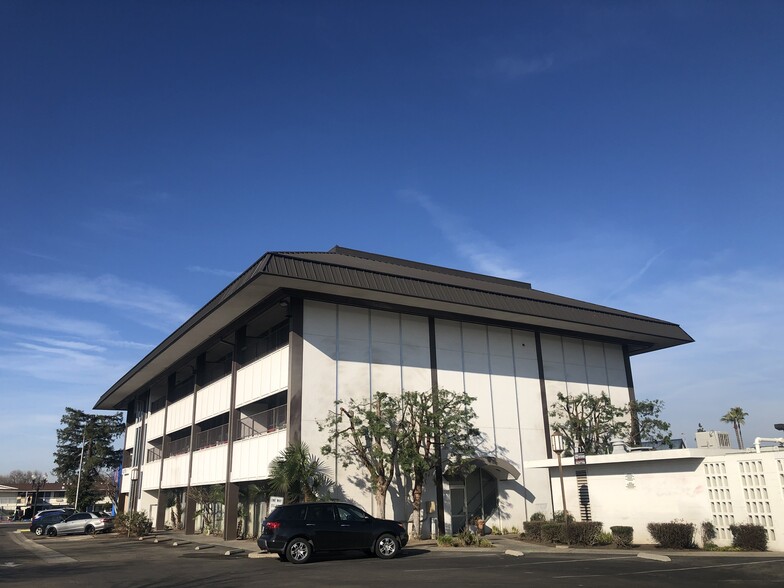 4270 N Blackstone Ave, Fresno, CA à louer - Photo de l’immeuble – Image 2 sur 11