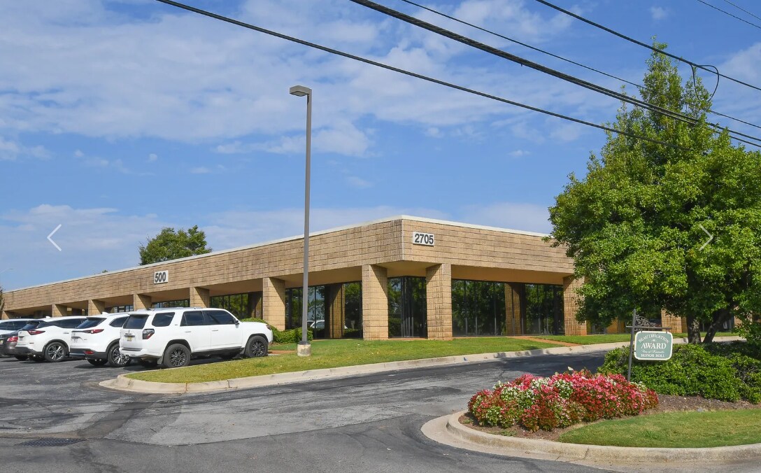 2705 Artie St SW, Huntsville, AL à louer Photo de l’immeuble– Image 1 sur 11