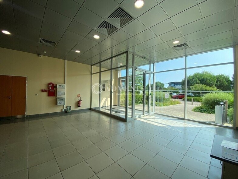 1 Bis Avenue Jean D'Alembert, Élancourt à louer - Hall d’entrée – Image 3 sur 8