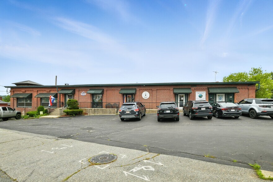 100 Central St, Southbridge, MA à louer - Photo de l’immeuble – Image 1 sur 26