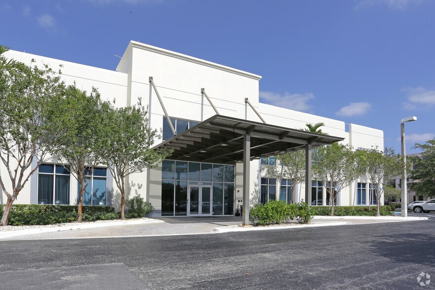 2010 NW 150th Ave, Pembroke Pines, FL à louer - Photo de l’immeuble – Image 1 sur 8