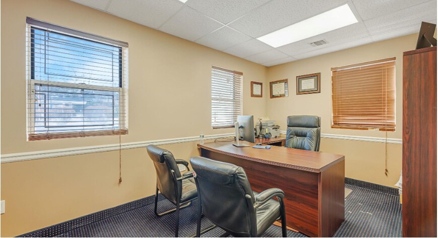 325 E Main St, Smithtown, NY à vendre - Photo de l’immeuble – Image 3 sur 8