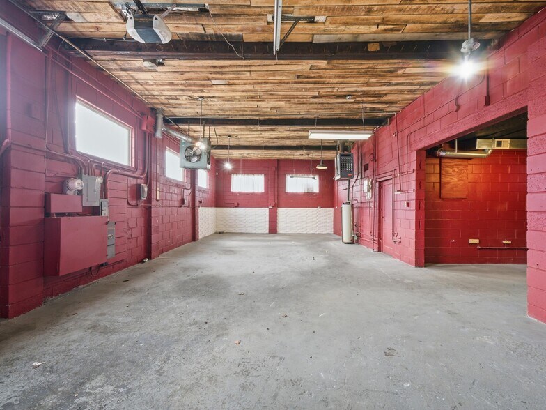 828 W 14 Mile Rd, Clawson, MI à louer - Photo de l’immeuble – Image 3 sur 17