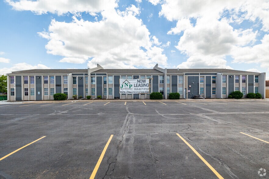 5805 W Kellogg Dr, Wichita, KS à vendre - Photo de l’immeuble – Image 2 sur 59