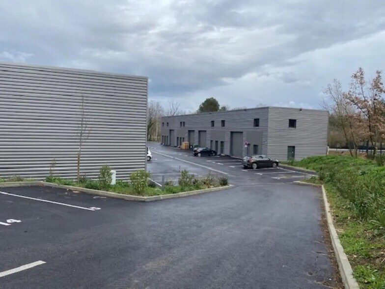 Local d’activités dans Rousset à louer - Photo de l’immeuble – Image 3 sur 5