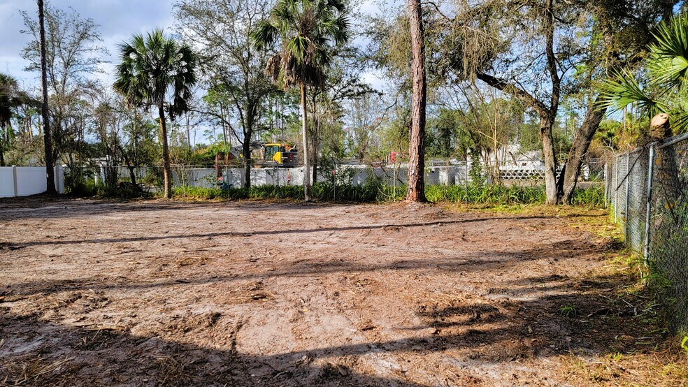 416 Sally St, Port Charlotte, FL à louer - Photo de l’immeuble – Image 1 sur 18