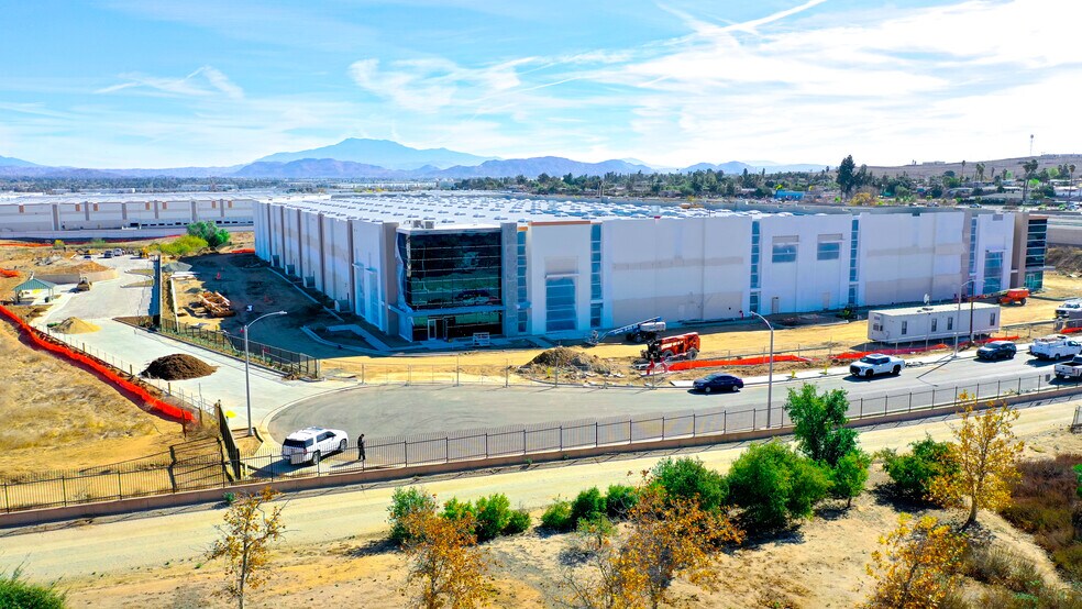 1000 E Alessandro Blvd, Riverside, CA à louer - Photo de l’immeuble – Image 3 sur 5