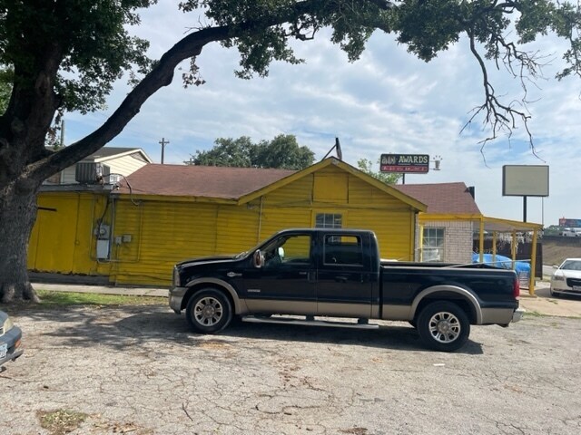 2615- 2619 North Fwy portefeuille de 3 biens à vendre sur LoopNet.fr - Photo de l’immeuble – Image 3 sur 7