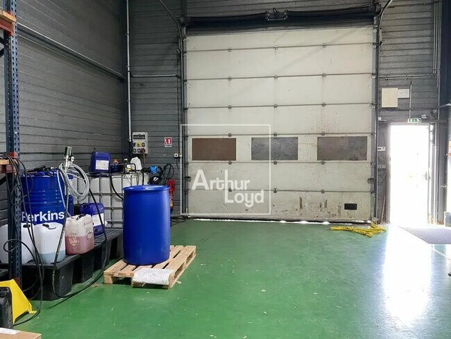 Plus de détails pour Local d'activités à louer