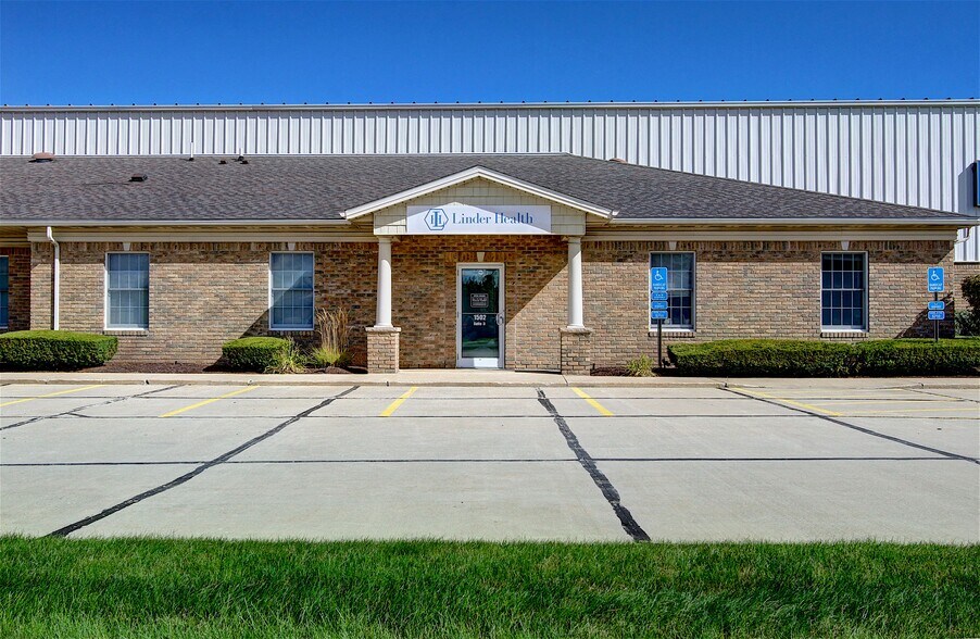 1502 Lear Industrial Pky, Avon, OH à louer - Photo de l’immeuble – Image 2 sur 9