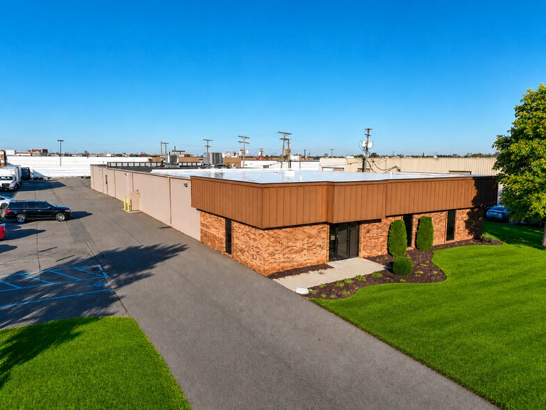 375 Robbins Dr, Troy, MI à vendre - Photo de l’immeuble – Image 1 sur 6