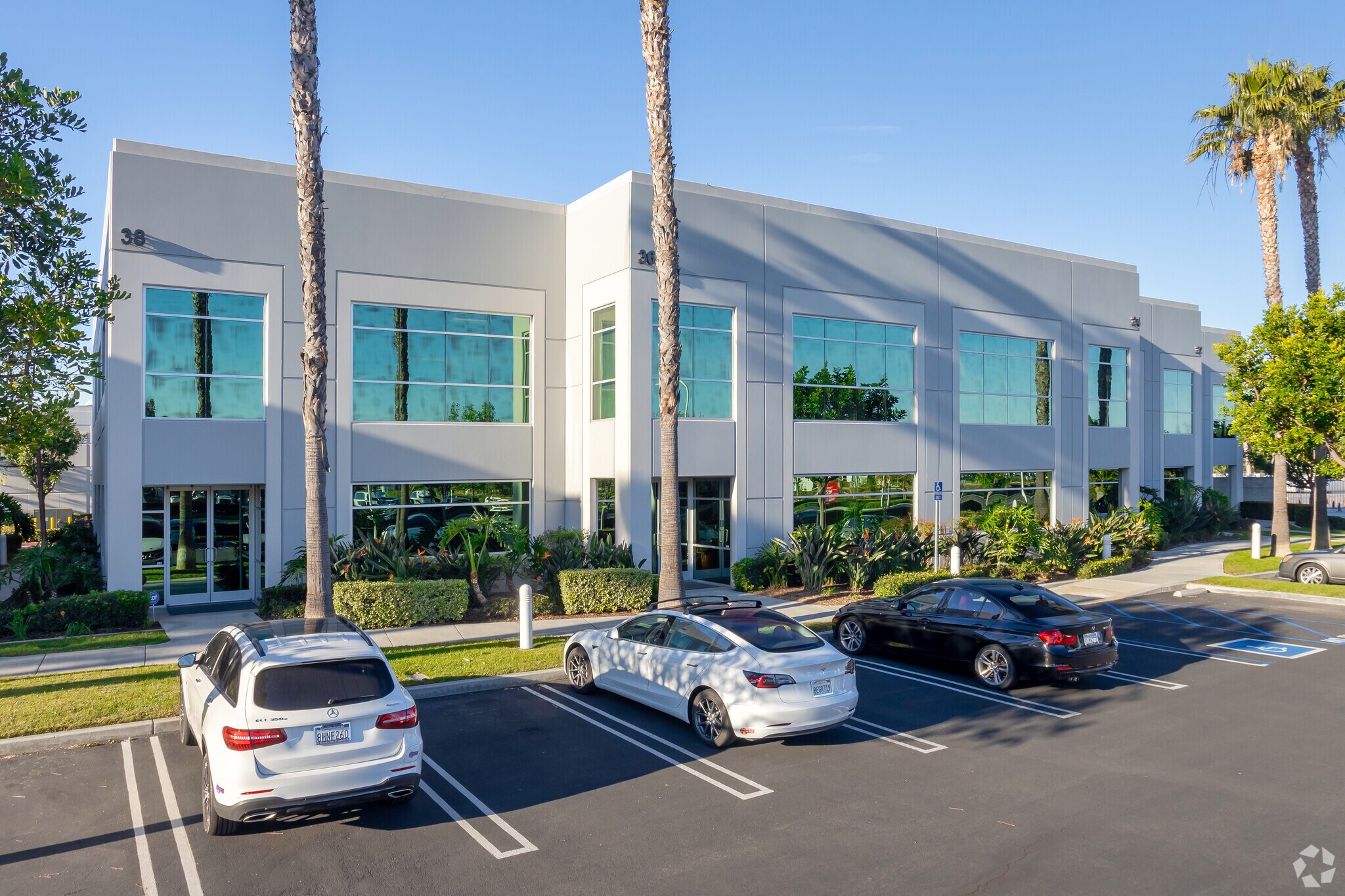 30-38 Waterworks Way, Irvine, CA à louer Photo principale– Image 1 sur 7
