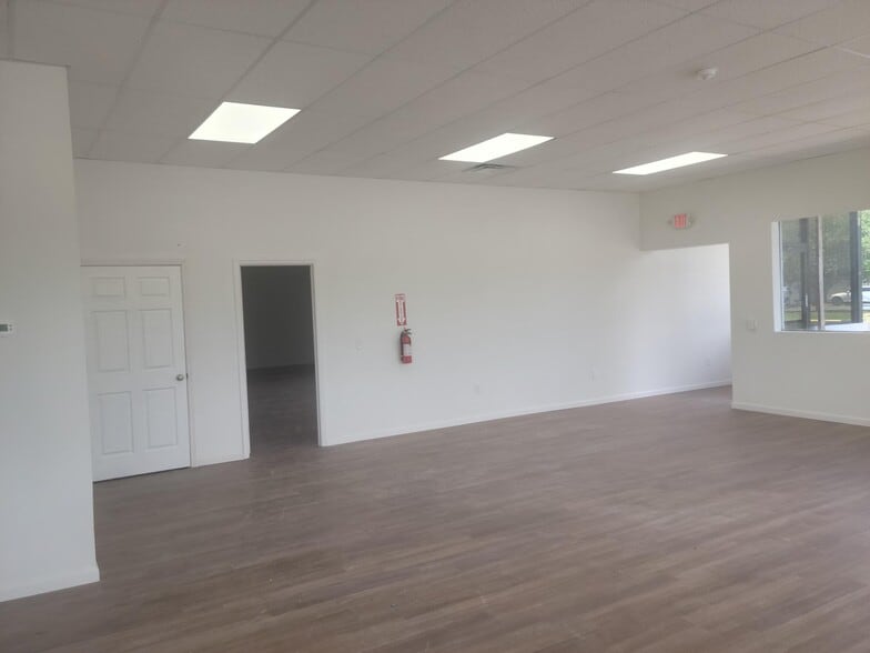3760 E Bay Dr, Clearwater, FL à louer - Photo de l’immeuble – Image 3 sur 4