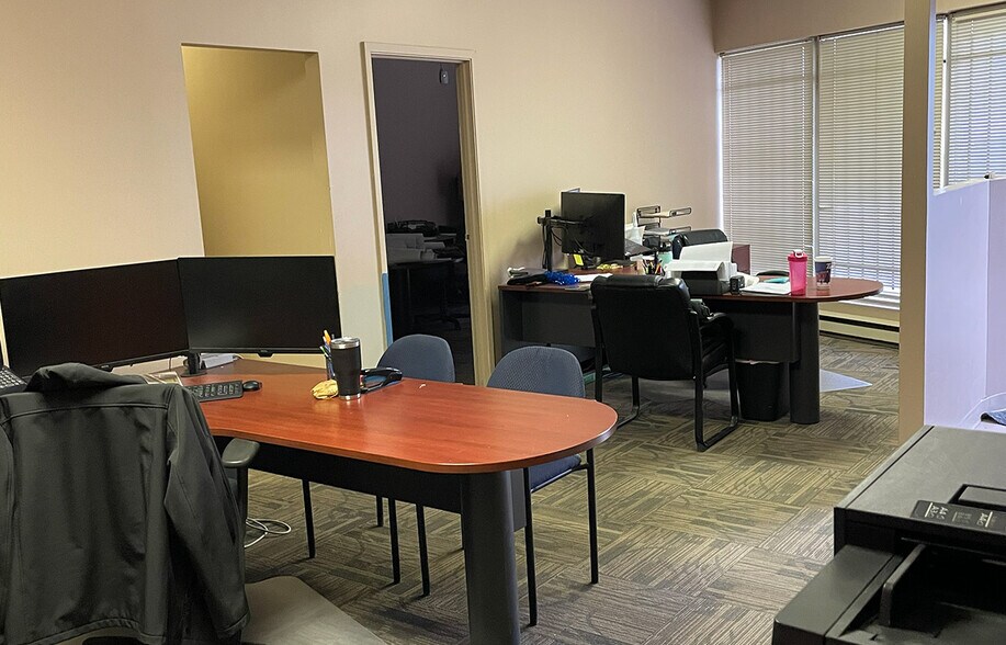 170 Wyatt Rd, Winnipeg, MB à louer - Photo de l’immeuble – Image 3 sur 4