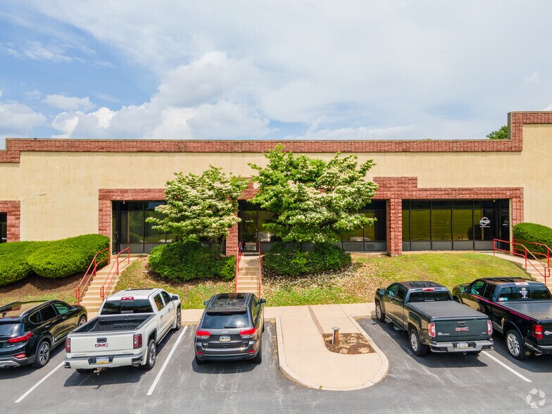 602 Jeffers Cir, Exton, PA à louer - Photo de l’immeuble – Image 3 sur 10