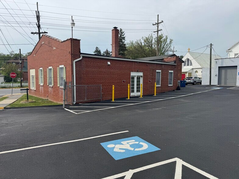 100 N Buckmarsh St, Berryville, VA à louer - Photo de l’immeuble – Image 1 sur 9