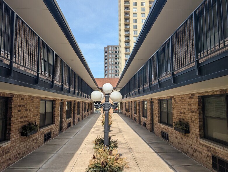 163 W. Division / 1143 N. Wells portefeuille de 7 biens à vendre sur LoopNet.fr - Photo de l’immeuble – Image 3 sur 20