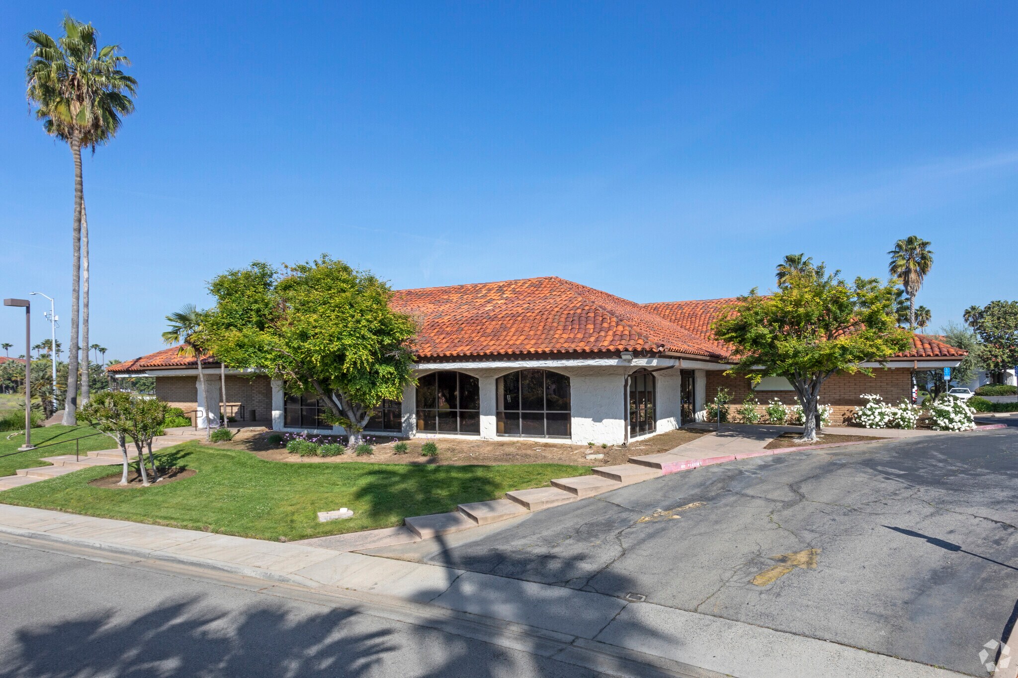 7110 N 1st St, Fresno, CA à louer Photo de l’immeuble– Image 1 sur 3