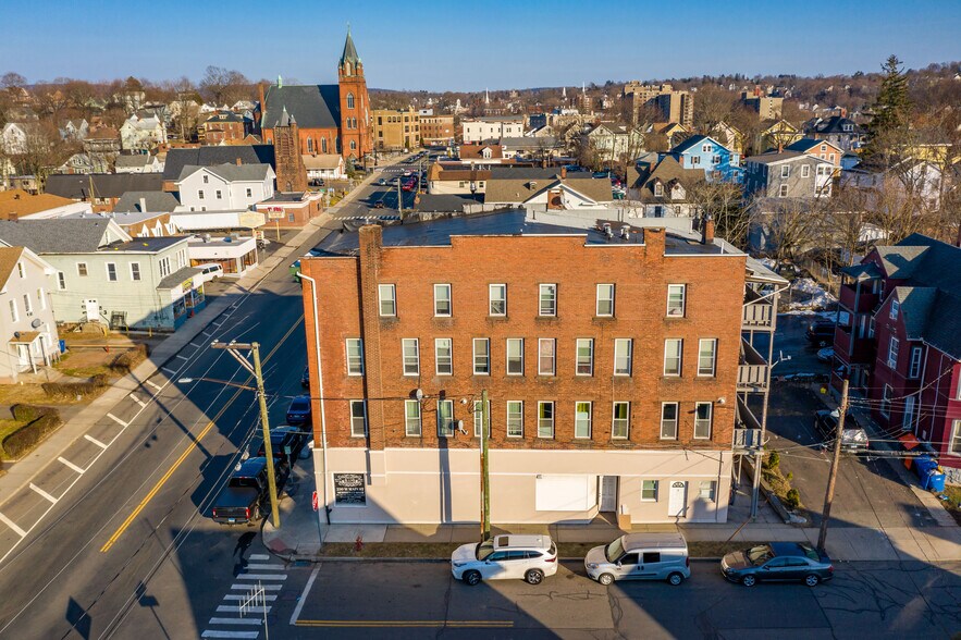 246 W Main St, Meriden, CT à vendre - Photo principale – Image 1 sur 12