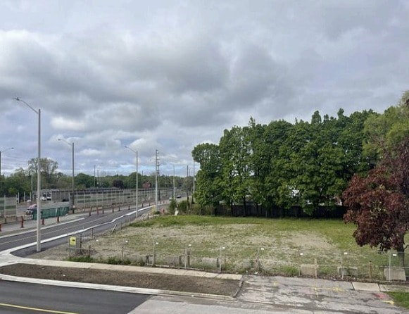 999 N Service Rd, Mississauga, ON à vendre Photo principale– Image 1 sur 2