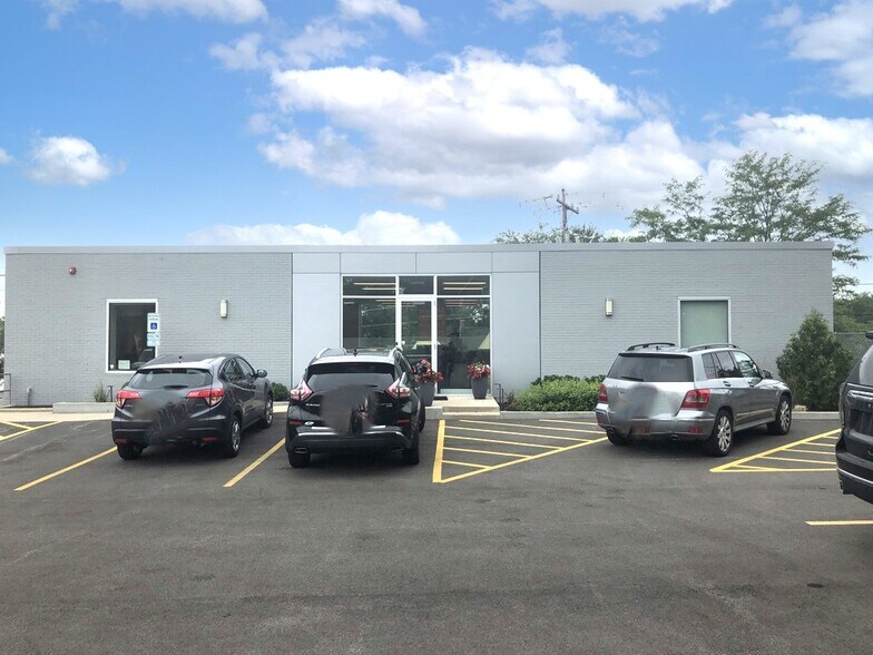 721 Dundee Ave, Elgin, IL à louer - Photo de l’immeuble – Image 3 sur 13