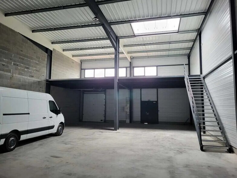 Local d’activités dans Vaulx-Milieu à louer - Photo de l’immeuble – Image 2 sur 5