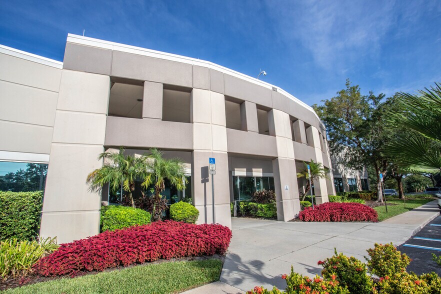 1800 Metrocenter Blvd, Orlando, FL à vendre - Photo de l’immeuble – Image 3 sur 5
