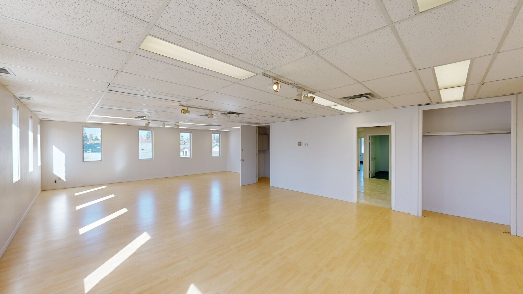 9919 Fairmount Dr SE, Calgary, AB à louer Photo intérieure– Image 1 sur 9