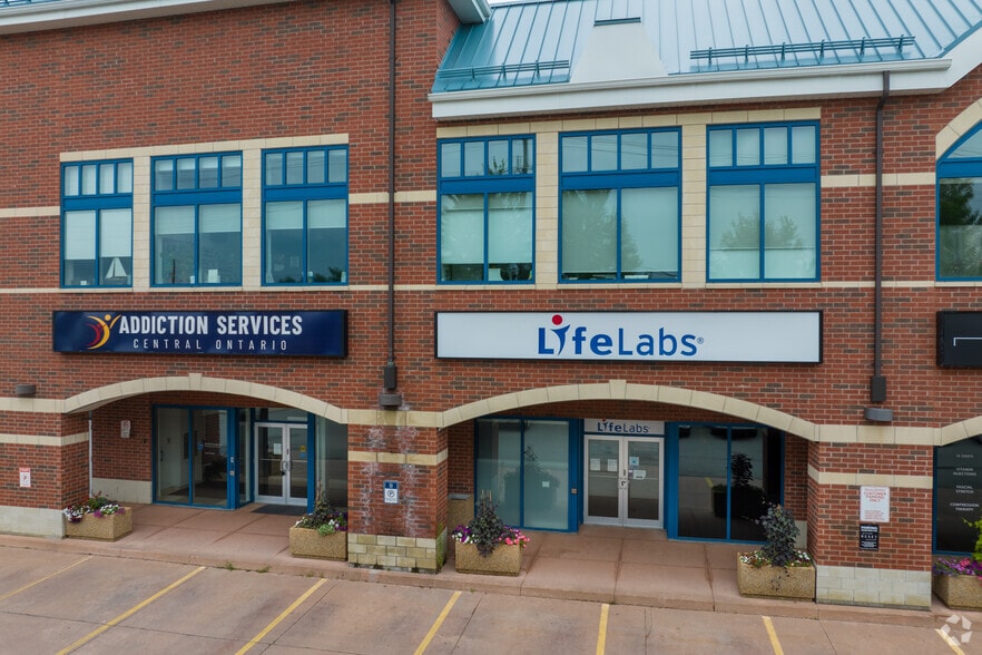 14783-14785 Yonge St, Aurora, ON à louer - Photo de l’immeuble – Image 3 sur 4