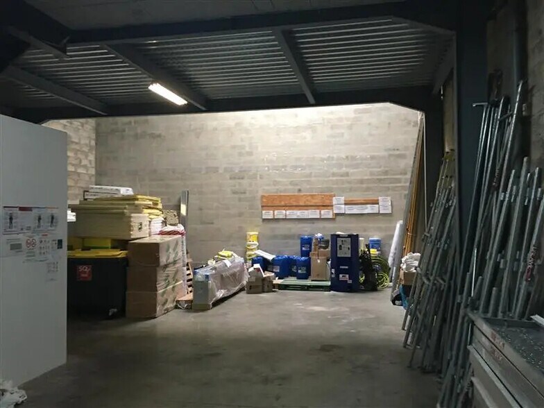 Local d’activités dans Élancourt à louer - Photo de l’immeuble – Image 2 sur 3