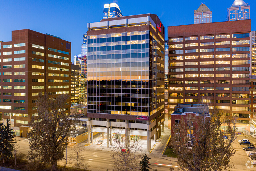 340 12th Ave SW, Calgary, AB à louer - Photo de l’immeuble – Image 1 sur 21