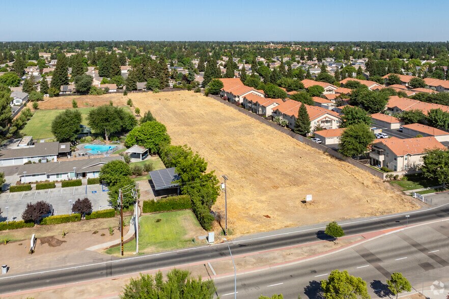 8715 N Chestnut Ave, Fresno, CA à vendre - Aérien – Image 3 sur 5