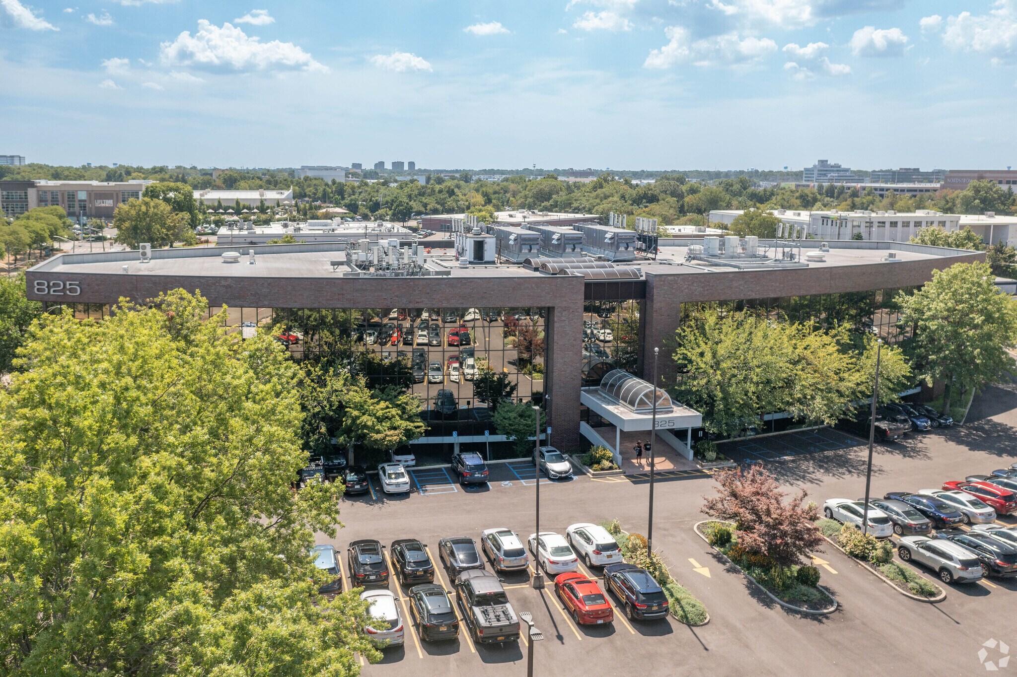 825 E Gate Blvd, Garden City, NY à louer Photo de l’immeuble– Image 1 sur 14