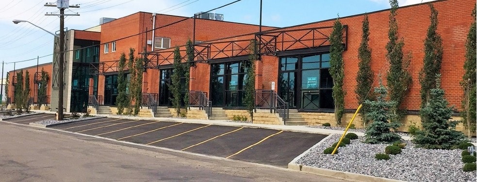 10939 120th St NW, Edmonton, AB à louer - Photo de l’immeuble – Image 2 sur 108