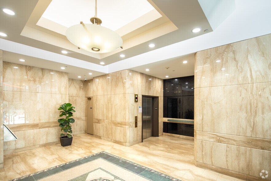 90 Adelaide St W, Toronto, ON à louer - Hall d’entrée – Image 3 sur 4