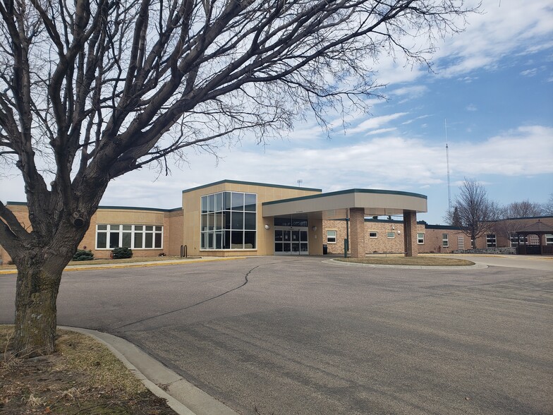 625 N Jackson Ave, Springfield, MN à vendre - Photo de l’immeuble – Image 2 sur 20