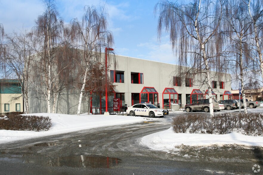 3710 Woodland Dr, Anchorage, AK à louer - Photo de l’immeuble – Image 3 sur 3