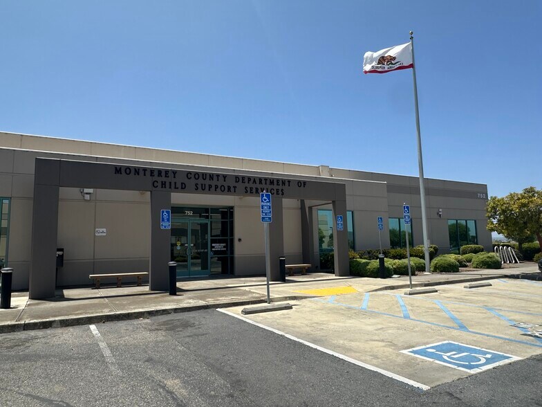752 La Guardia St, Salinas, CA à louer - Photo de l’immeuble – Image 2 sur 4