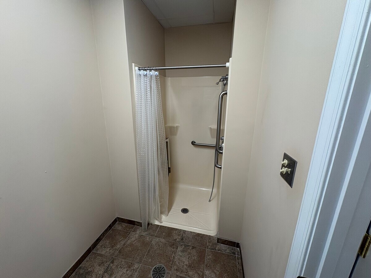 8100 Sandpiper Cir, Nottingham, MD 21236 - Lot 300 - - Photo intérieure - Image 1 of 11