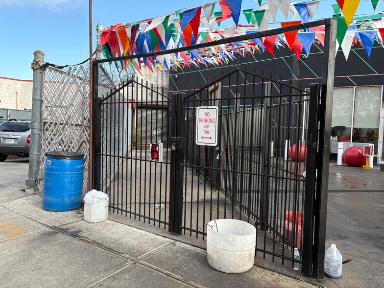 51-23 Northern Blvd, Woodside, NY à louer - Photo de l’immeuble – Image 3 sur 18