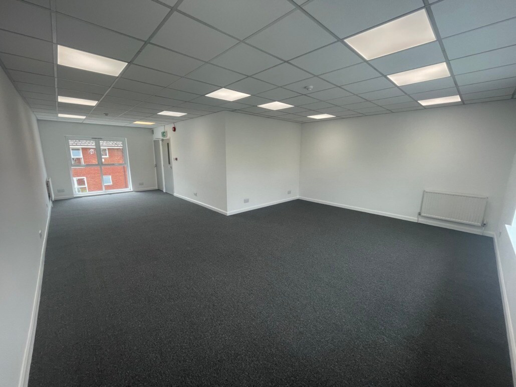 Tuscam Way, Camberley, SRY GU15 3YX - Lot 6 -  - Photo intérieure - Image 1 of 2