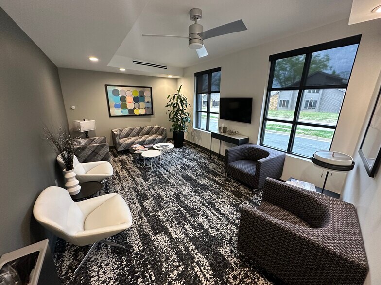 1200 E Woodhurst Dr, Springfield, MO à louer - Photo de l’immeuble – Image 3 sur 13