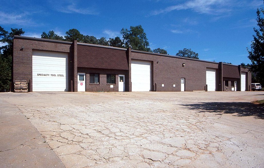 360 Sharon Industrial Way, Suwanee, GA à louer - Photo de l’immeuble – Image 1 sur 11
