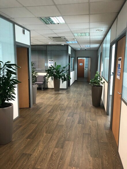 Bureau dans CHAMPAGNE-AU-MONT-D'OR à louer - Photo de l’immeuble – Image 2 sur 7