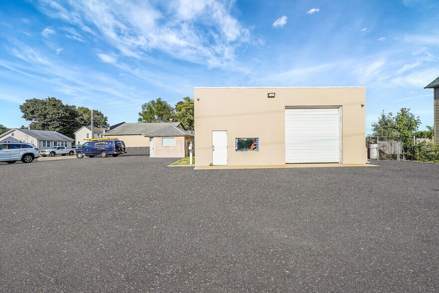 93 N Clinton Ave, Bay Shore, NY à vendre - Photo de l’immeuble – Image 2 sur 21