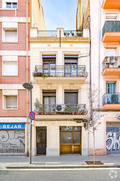 Immeuble residentiel dans Barcelone, Barcelona à vendre - Photo principale – Image 1 sur 1